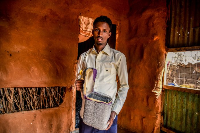Mohamed fue diagnosticado con diabetes en el campo de refugiados de Dadaab. En la foto, muestra la caja de enfriamiento portátil que lleva a todos lados, en la que carga la insulina que debe inyectarse todos los días.Paul Odongo/MSF