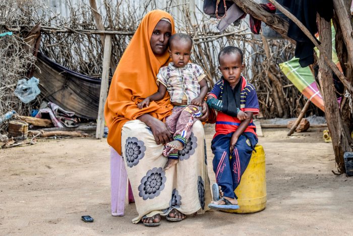 Fatuma (27 años) y sus hijos Abdirahman Ali Diyat (4 años) y Abdullahi Ali Diyat (2 años). Ella está completamente sana, pero sus dos hijos viven con diabetes, por lo cual debe darles inyecciones con insulina dos veces por día.Paul Odongo/MSF