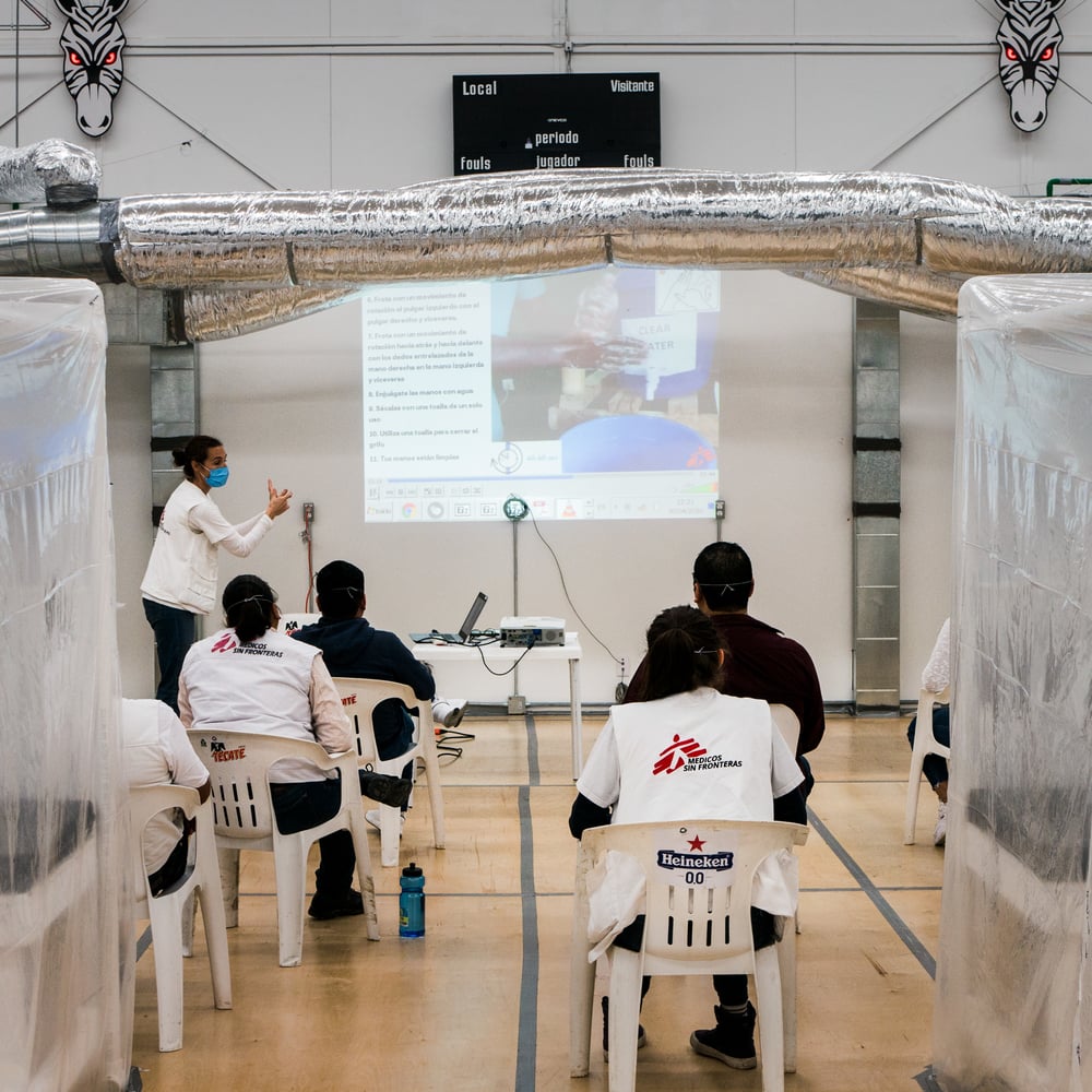 Taller a personal de MSF en prevención, control de infecciones y uso de equipo de protección en el estadio Zonkies de Tijuana.
