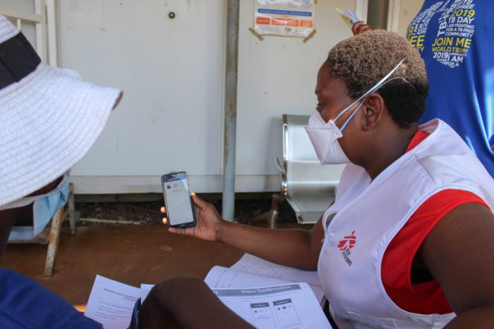 Una enfermera de Médicos Sin Fronteras dando una capacitación a una paciente con tuberculosis en Eswatini en medio de la pandemia de COVID-19. 05/05/2020MSF/Jakub Hein