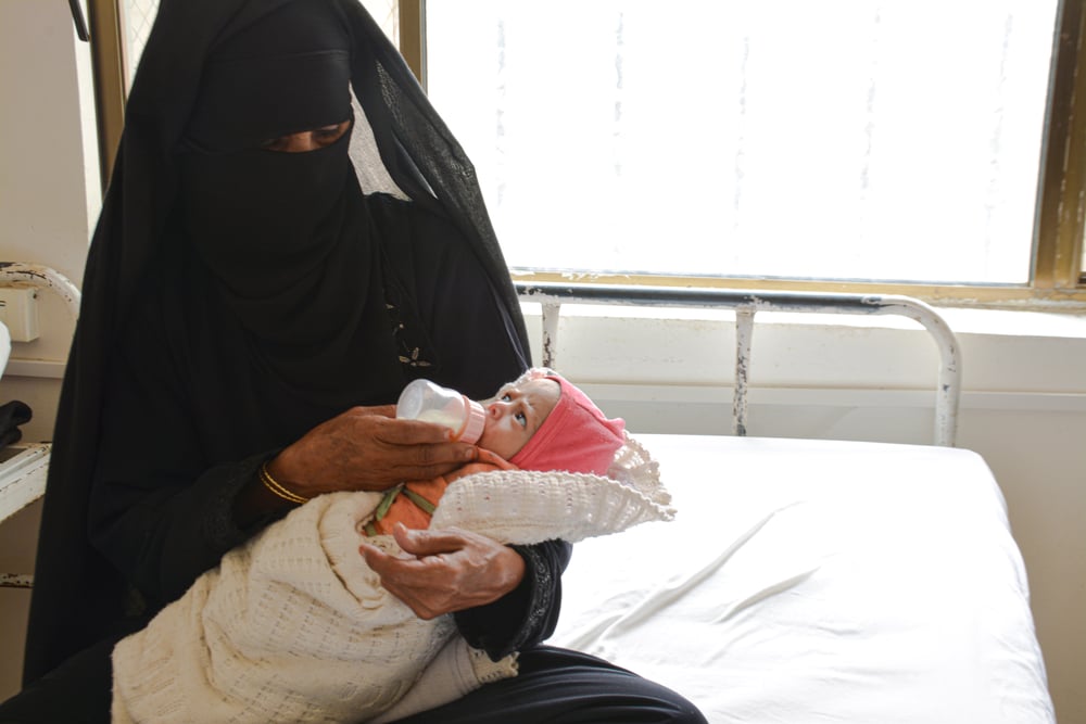 Un bebé de dos meses es alimentado por nuestro personal en el Hospital Al-Salam en Khamer, Yemen. Febrero de 2020