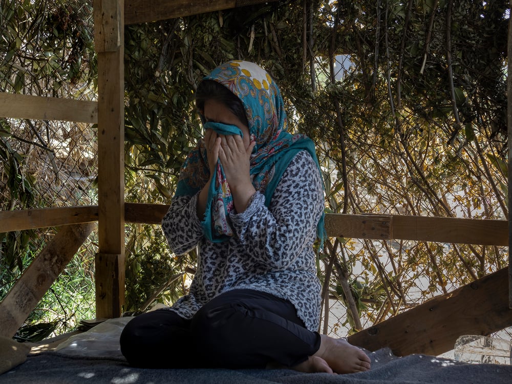 En el momento de la foto, Omolbanin, de 29 años, llevaba viviendo 11 meses en el campo de Moria, lo cual la llevó a desarrollar un trastorno depresivo. Isla de Lesbos, Grecia, julio de 2020