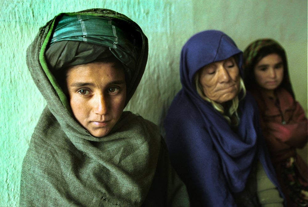 Las personas esperan para atenderse en nuestra clínica en Qaysar, una pequeña aldea montañosa al suroeste de Meymaneh. Afganistán, diciembre de 2001