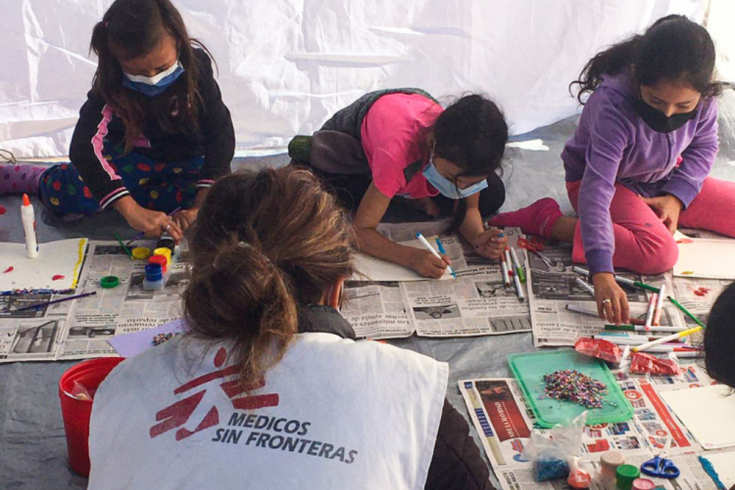 Nuestro personal en Reynosa, México, utiliza actividades recreativas para comprender el estado emocional de niños y niñas en la ruta migratoria y luego brindarle la atención psicológica adecuada.