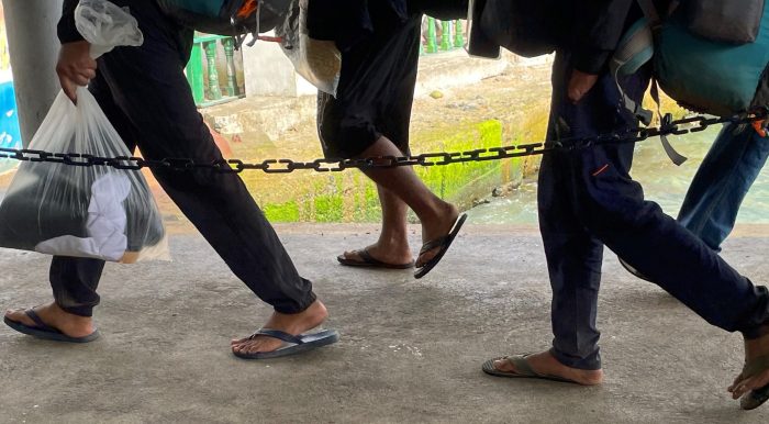 Migrantes caminando en su trayecto hacia la selva del DariénAna María Cerón/MSF.