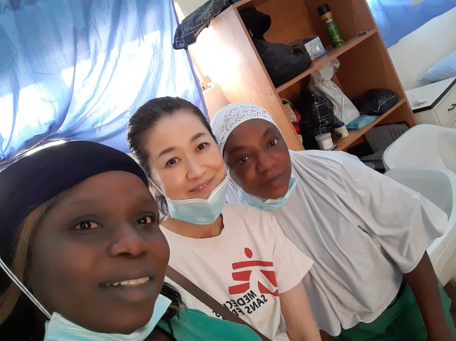 Katsura Kano, antropóloga japonesa de MSF, junto a parteras de la maternidad de Kano, en Nigeria.Katsura Danno/MSF.