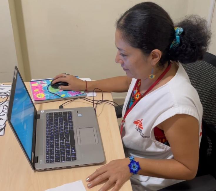 Margarita Álvarez, doctora colombiana de MSF, en su oficina