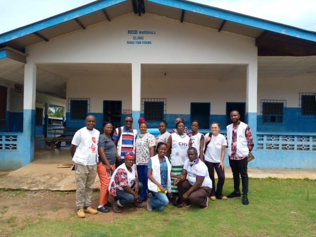 Marilen y el equipo de salud mental de nuestra organización en el centro de atención de salud primaria de Marshall, Liberia.Marilen Osinalde / MSF.