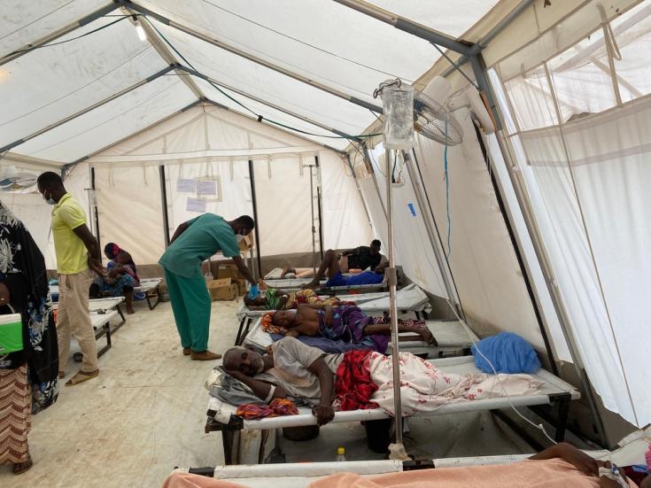 Una enfermera administrando una solución de rehidratación oral a un niño infectado con cólera en el Centro de Tratamiento de Cólera creado por MSF en el distrito de Konni (Tahoua).