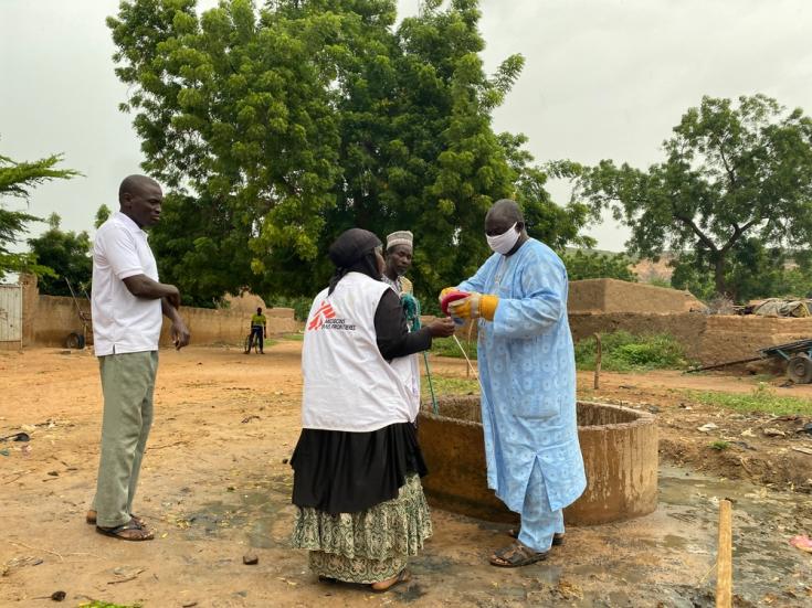 MSF y el servicio de higiene del distrito de Konni (Tahoua) realizando trabajos de desinfección con una solución a base de agua y ácido hipocloroso.