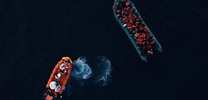 La noche del 23 de octubre, un bote de goma con 95 personas a bordo estaba a punto de ser interceptado por la Guardia Costera de Libia. Desde MSF llegamos a tiempo para llevar a cabo el rescate de manera segura.Filippo Taddei/MSF