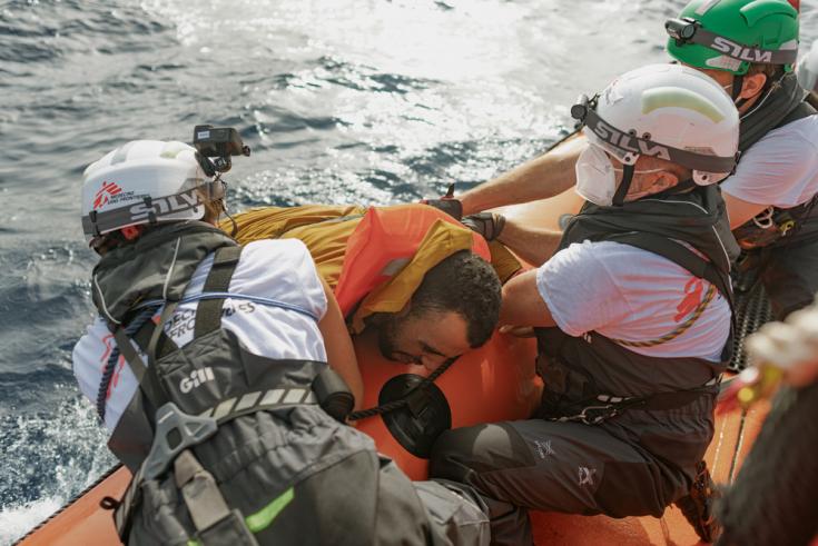 Uno de los sobrevivientes de un rescate a un barco de madera al borde del colapso con 100 personas a bordo. 23 de octubre de 2021.. 
