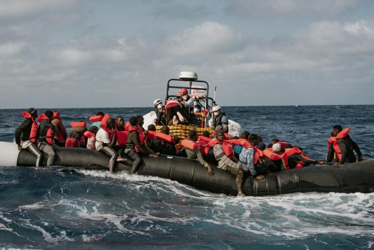 Personas en un bote de goma en peligro siendo rescatadas por el staff de MSF. 24 de octubre de 2021.