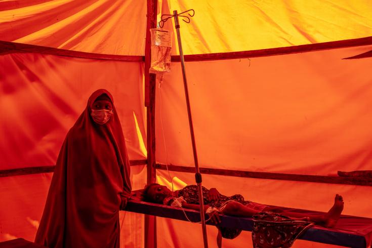 Barira Usman y su hija de 10 años, Hafsat Auwal, quien ha ingresado recientemente con cólera a nuestro centro de tratamiento en Kano.