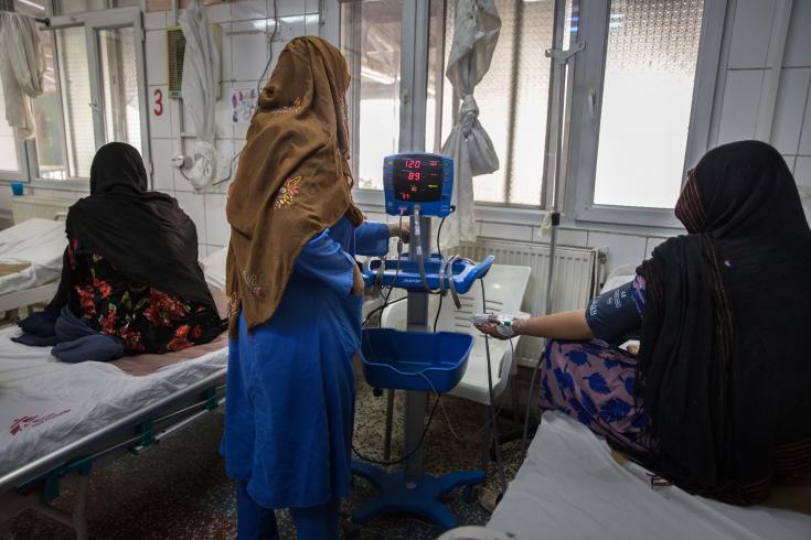 Partera acompañando a mujeres embarazadas en labor de parto en el Hospital de Maternidad de Khost, Afganistán