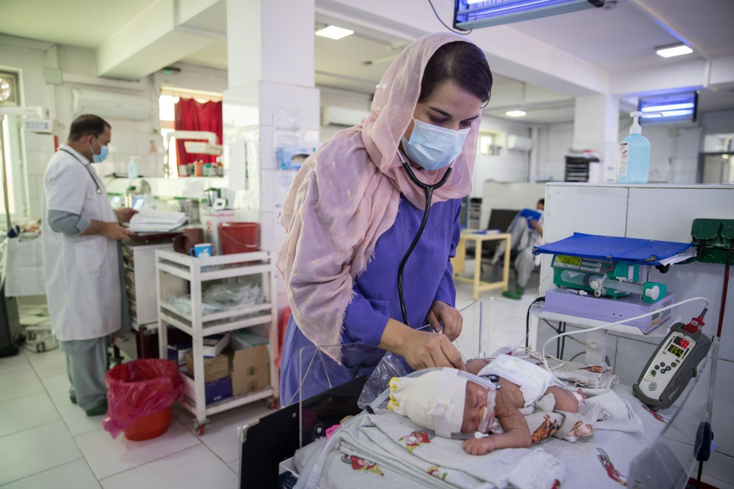 Una médica de nuestra organización atendiendo a un bebé recién nacido en el hospital de nuestra maternidad en Khost, Afgnistán.Oriane Zerah
