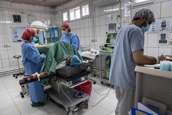 Mujer dando a luz en el quirófano del Hospital de Maternidad de Khost, Afganistán