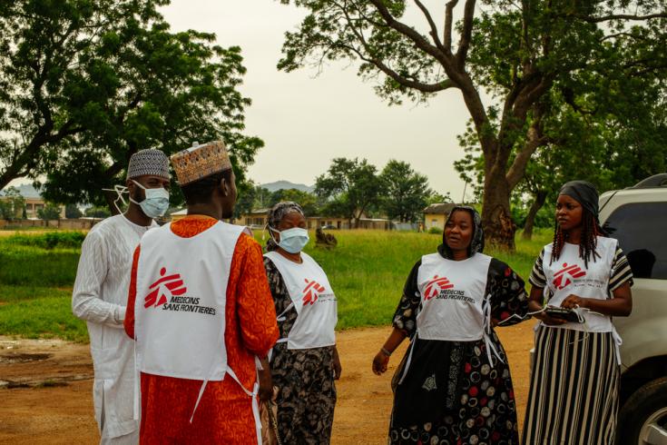Promotores de la salud de MSF dialogando antes de mudarse a la comunidad de Toro en el estado de Bauchi, Nigeria.