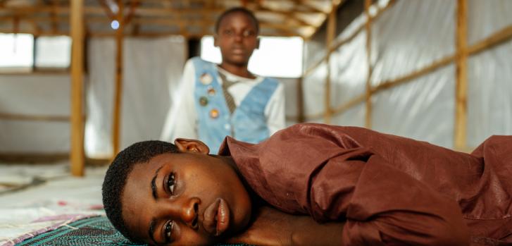 Durante el pico del brote en Bauchi, hubo un número tan alto de pacientes que algunos tuvieron que acostarse boca abajo en el suelo mientras esperaban que una cama quedara libre para ser atendidos contra el cólera.MSF/Hussein Amri