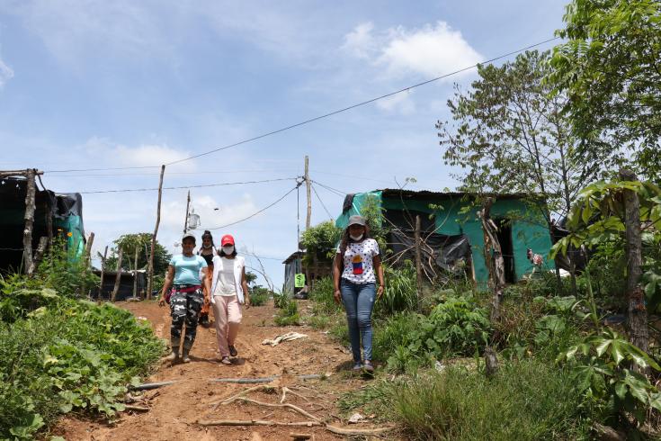 Sulaith Auzaque junto a líderes sociales en Tibú