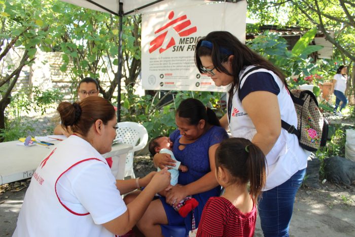 Una enfermera de la Unidad de Salud Comunitaria Familiar en Amatepec vacuna a un menor en la brigada médica móvil en Soyapango.MSF/Alejandra Sandoval