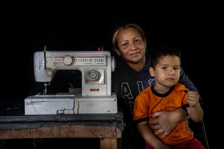 Alejandra migró con su familia y su herramienta de trabajo