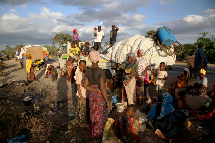 Un grupo de familias desplazadas por el conflicto en Cabo Delgado, al norte de Mozambique, aguarda junto a un camión en las afueras de Mueda.Igor Barbero/MSF.