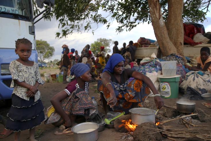 Mujer desplazada cocina en las afueras de Mueda en Cabo Delgado, Mozambique