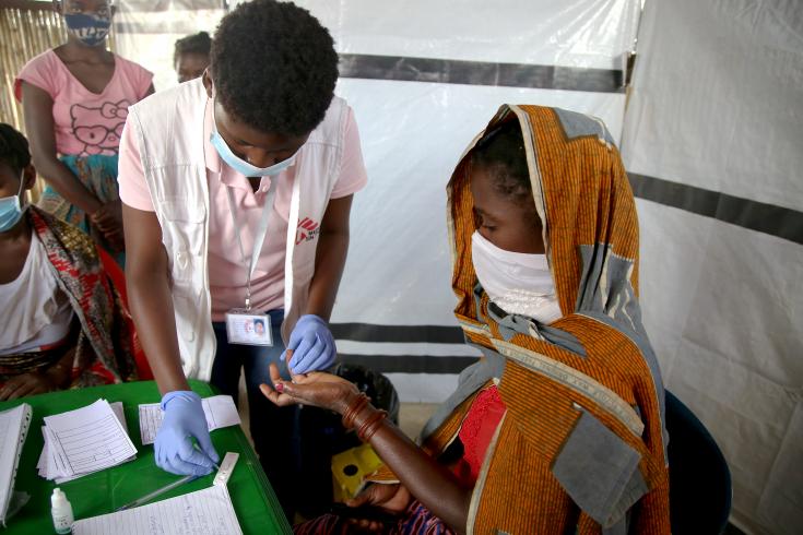 Enfermera haciendo un test de malaria en un puesto de salud de MSF Cabo Delgado Mozambique