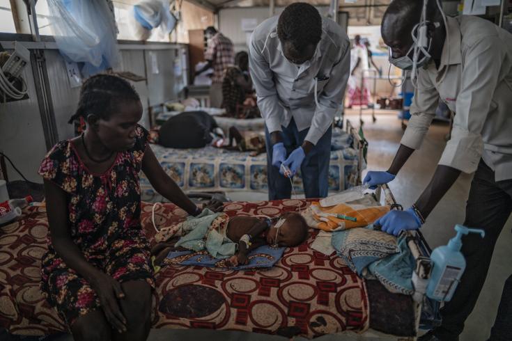 Niño hospitalizado por desnutrición en Sudán del Sur