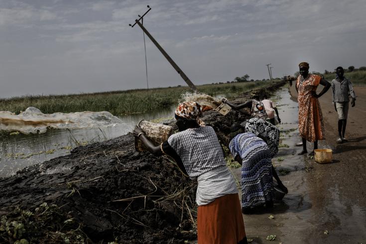 Mujeres arrojando agua en el campamento de Rubkona