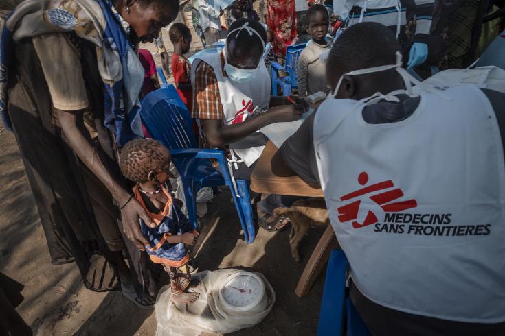 Niño siendo pesado en la clínica móvil en Sudán del Sur