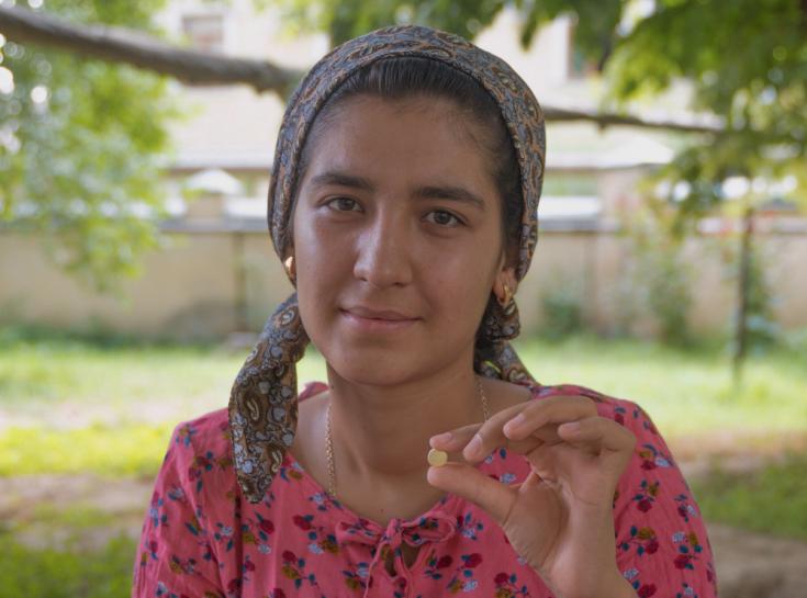 Mahina, paciente de tuberculosis de Tayikistán, muestra su medicación.