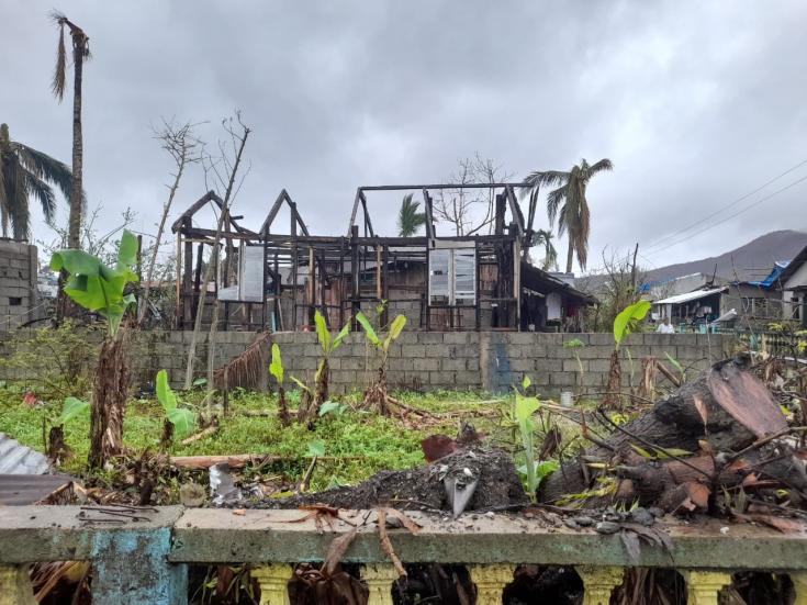 Techos arrancados por los fuertes vientos en Talisay, Surigao, Filipinas.