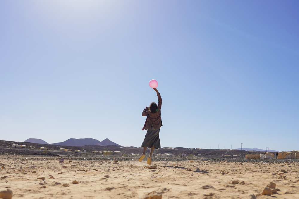 Un niño juega con un globo en el campo de desplazados de Al-Sweida, ubicado en el desierto de Marib (Yemen).Hesham Al Hilali/MSF