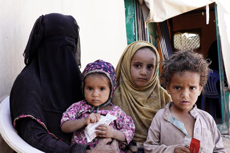 Nauda* con sus tres hijos en la clínica móvil de MSF en el campo de desplazados internos de Al-Sweida, en Marib (Yemen). Suraiya, de un año y medio, se sienta en el regazo de su madre. Suraiya está diagnosticada de desnutrición.