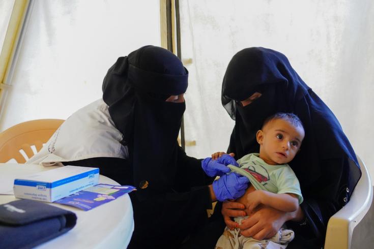 Asma, doctora de MSF, examina a la bebé Aliya en la clínica móvil Al-Noor en Marib, Yemen. A la niña de ocho meses se le diagnostica desnutrición aguda moderada.