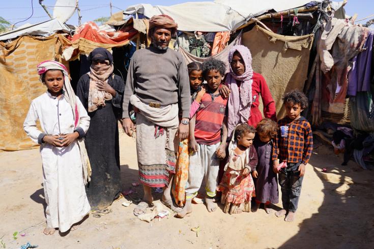 Ahmad y su familia viven en dos pequeñas tiendas de campaña en la zona de Al-Hussun, en Marib (Yemen). Este hombre de 38 años pertenece a Al-Muhamasheen (