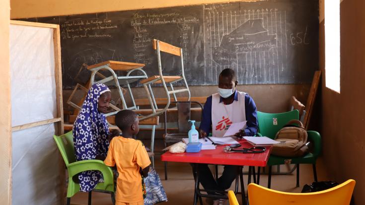 Equipo médico de MSF atendiendo en la clínica móvil de Titao, Burkina Faso