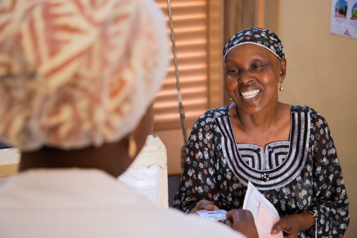 Imagen de archivo del 4 de noviembre de 2021: una paciente con cáncer de mama recibe la medicación prescrita por nuestra enfermera en el Hospital Universitario Point G.Fatoumata Tioye Coulibaly.