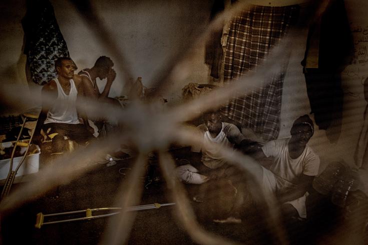 Personas encerradas en una cárcel de Libia
