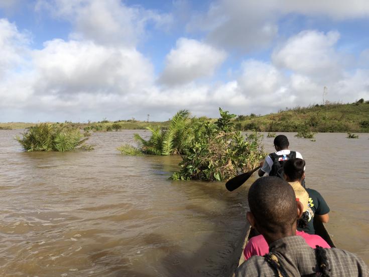 Personal de MSF viajando en piragua para llegar a Mahatsara Iefaka, en Madagascar