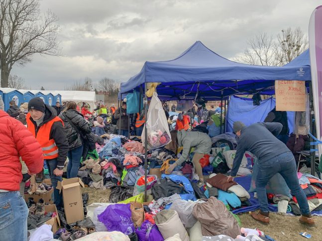 En la ciudad fronteriza polaca de Medyka, las organizaciones donan ropa y alimentos a los ucranianos que han huido de sus hogares a raíz del conflicto. Polonia, 28 de febrero de 2022.MSF