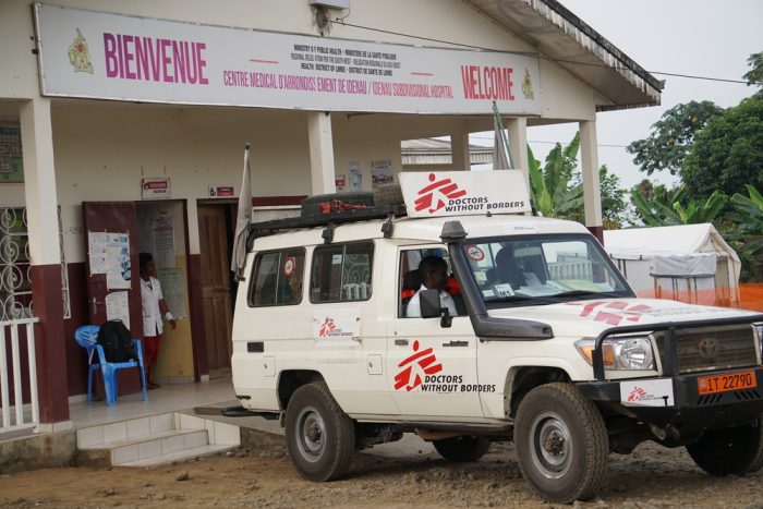 Imagen de archivo del 17 de febrero de 2022: campaña de vacunación de MSF en Enyenge, al suroeste de Camerún.Faith Toran/MSF.