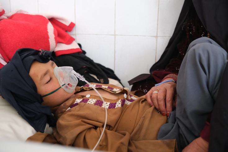 Un paciente en la sala de aislamiento de sarampión en el hospital Boost, Afganistán