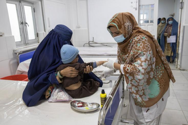 Enfermera atiende a niño en hospital Boost, apoyado por MSF, en Afganistán