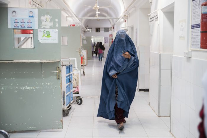 Imagen de archivo del 25 de enero de 2022: una mujer camina por el pasillo del departamento de hospitalización femenina del hospital Boost, apoyado por nuestra organización.Oriane Zerah.