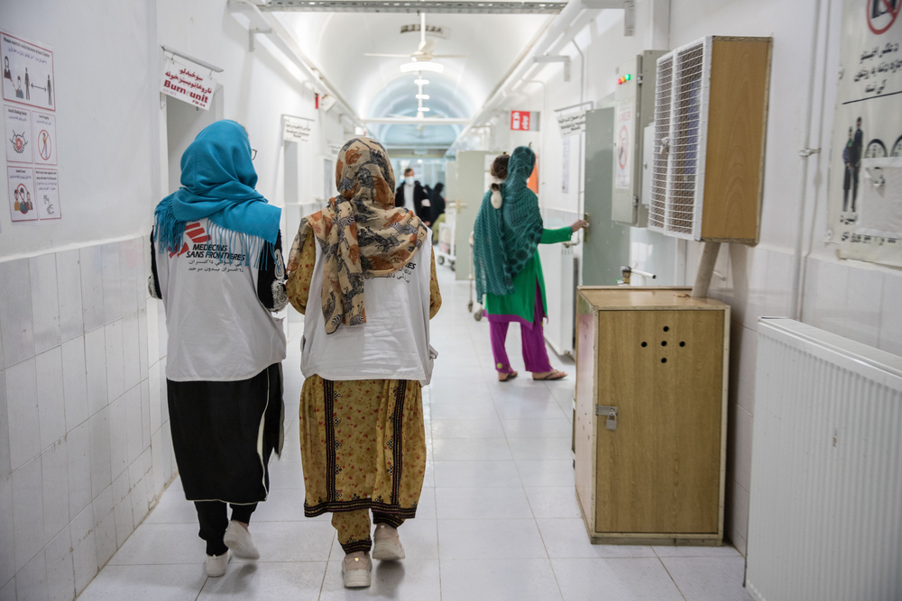 Imagen de archivo de enero 2022: Personal de nuestra organización camina por el pasillo del departamento de pacientes femeninas hospitalizadas en el hospital Boost, Helmand, Afganistán. Oriane Zerah.