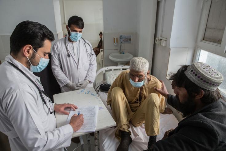 Médico y un enfermero de MSF examinan a un paciente en el Hospital Boost, Afganistán
