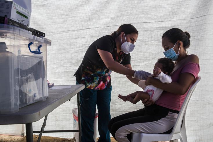 Doctora de MSF atendiendo a paciente de Venezuela, Perú